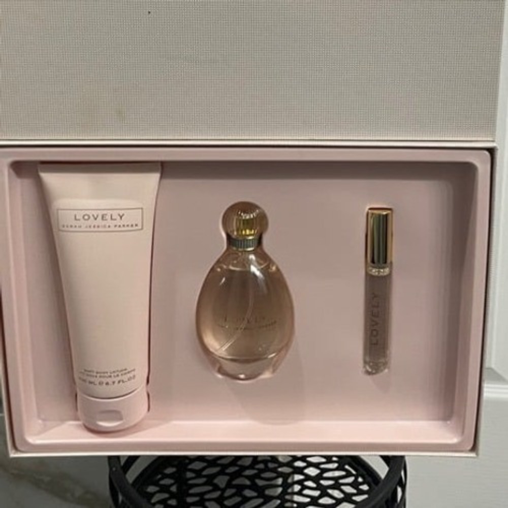 Sarah Jessica Parker Lovely 3 Piece Fragrance Gift Set EDP Lotion Rollerball - Picture 2 of 9
